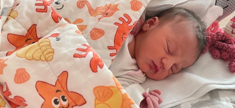 Malá holčička Emily se v plzeňské FN narodila minutu po půlnoci